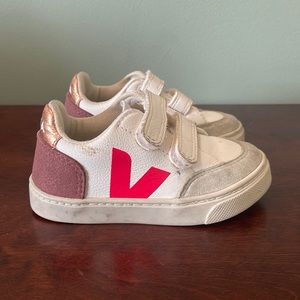 Veja toddler sneaker with velcro strap - Size 8.5
